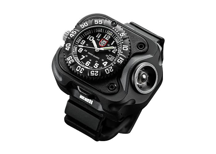 SureFire 2211 Luminox WristLight – hybrid hodinek a svítilny